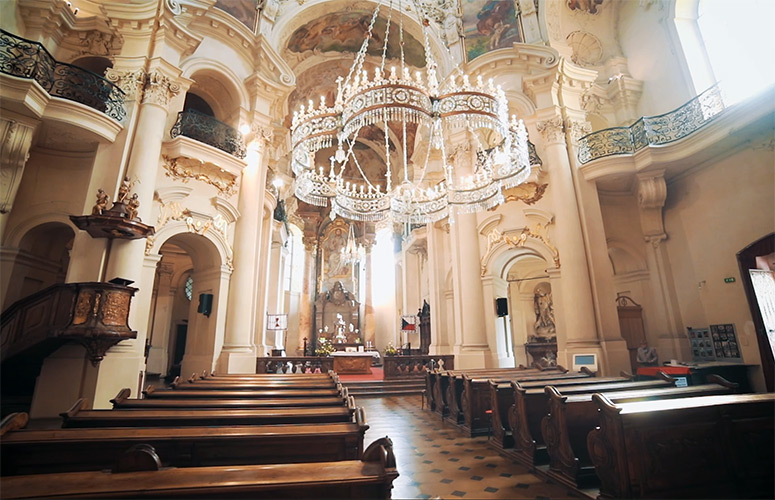 Pre wedding in St. Nicholas Church in Prague